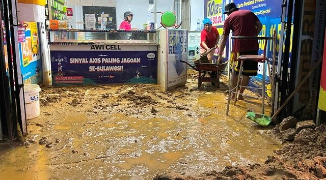 Banjir Lumpur di Kendari: Anak 2 Tahun Tidur di Kursi, Warga Hanya Bisa Pasrah