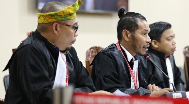 Sengketa Pilkada Buton Tengah: Status Dosen PNS Calon Bupati Azhari Jadi Perhatian di MK 1 Sengketa Pilkada Buton Tengah: Status Dosen PNS Calon Bupati Azhari Jadi Perhatian di MK