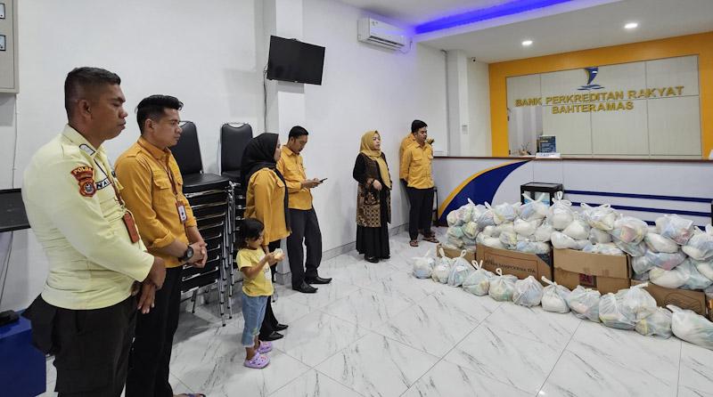 Wujudkan Komitmen Sosial, BPR Bahteramas Kendari Bagikan 100 Paket Sembako 1 Wujudkan Komitmen Sosial, BPR Bahteramas Kendari Bagikan 100 Paket Sembako