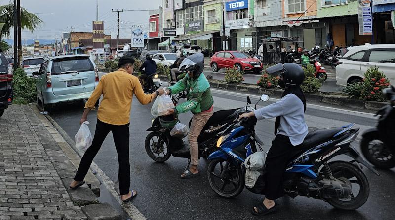 Wujudkan Komitmen Sosial, BPR Bahteramas Kendari Bagikan 100 Paket Sembako 4 Wujudkan Komitmen Sosial, BPR Bahteramas Kendari Bagikan 100 Paket Sembako