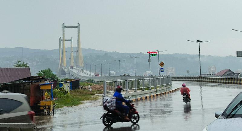 BMKG Prediksi Hujan Sedang–Lebat Masih Berpotensi Terjadi di Sultra hingga 2 Februari 2025 1 Jembatan Teluk Kendari Hujan BMKG
