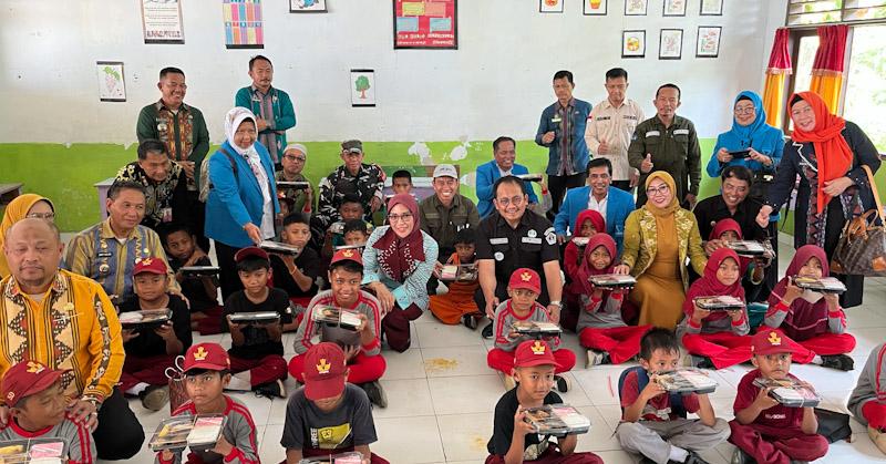 BPMP Sultra Bersama Pemkot dan AWI Sultra Laksanakan Makan Bergizi Gratis di SDN 67 Kendari 1 BPMP Sultra Bersama Pemkot dan AWI Sultra Laksanakan Makan Bergizi Gratis di SDN 67 Kendari
