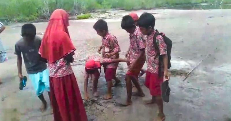 Fenomena Tanah Elastis Menarik Perhatian Siswa SD di Muna Barat 1 Fenomena Tanah Elastis Menarik Perhatian Siswa SD di Muna Barat