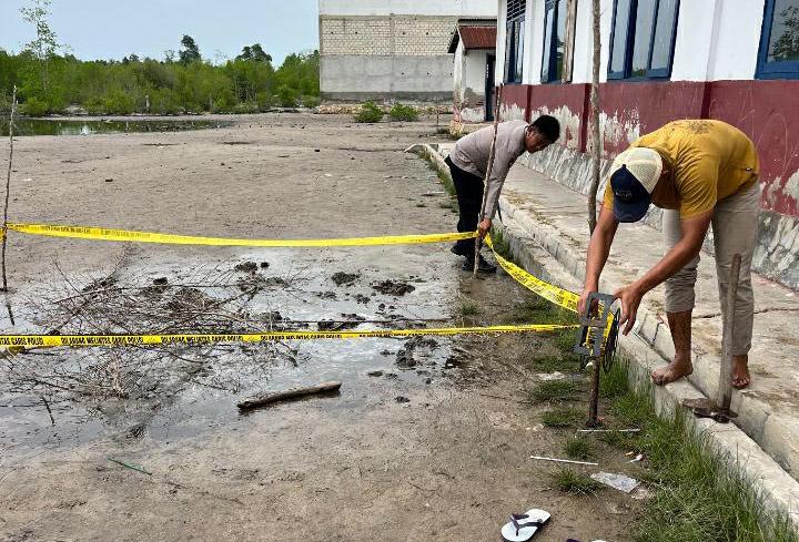 Fenomena Tanah Elastis Menarik Perhatian Siswa SD di Muna Barat 3 Fenomena Tanah Elastis Menarik Perhatian Siswa SD di Muna Barat