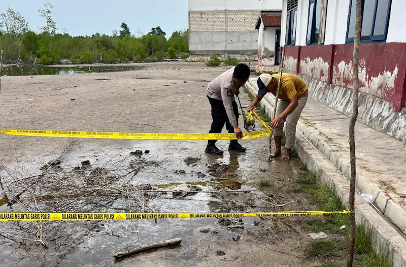 Area Tanah Elastis di SD Negeri 7 Tiworo Utara Dipasangi Garis Polisi