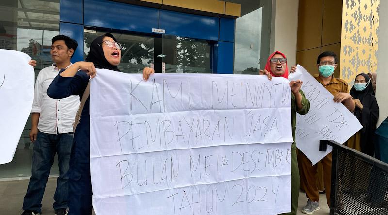 Uang Jasa Belum Dibayarkan 7 Bulan, Pegawai RSJ Sultra Gelar Aksi Demo 1 Uang Jasa Belum Dibayarkan 7 Bulan, Pegawai RSJ Sultra Gelar Aksi Demo