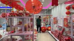 Berburu Ornamen Imlek di Kendari, Harga Mulai Rp7 Ribu 9 Berburu Ornamen Imlek di Kendari, Harga Mulai Rp7 Ribu
