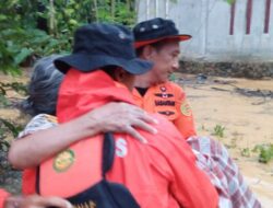Tim SAR  Evakuasi 3 Lansia Terdampak Banjir di Kendari