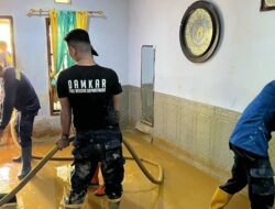 Anggota Damkar Dikerahkan Bantu Warga Lalodati Bersihkan Rumah dari Sisa Banjir Lumpur
