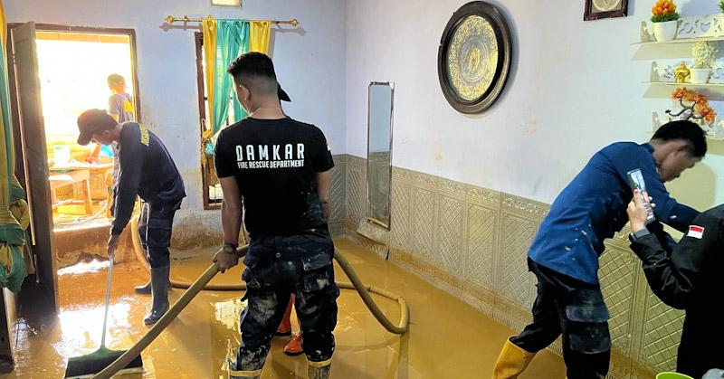 Anggota Damkar Dikerahkan Bantu Warga Lalodati Bersihkan Rumah dari Sisa Banjir Lumpur 1 Anggota Damkar Dikerahkan Bantu Warga Lalodati Bersihkan Rumah dari Sisa Banjir Lumpur