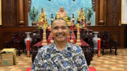 Puja Bhakti di Vihara Eka Dharma Manggala Kendari Berjalan Lancar, Umat Saling Bertukar Kado 6 Puja Bhakti di Vihara Eka Dharma Manggala Kendari Berjalan Lancar, Umat Saling Bertukar Kado
