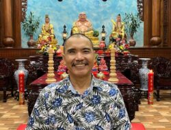 Puja Bhakti di Vihara Eka Dharma Manggala Kendari Berjalan Lancar, Umat Saling Bertukar Kado