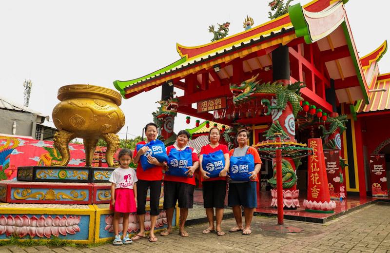 Semangat Berbagi di Tahun Baru Imlek 2025, BRI Peduli Salurkan Bantuan Sembako Bagi Warga di Tangerang dan Singkawang