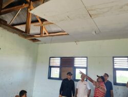 Kondisi Ruang Kelas SDN 7 Tiworo Utara: Kayu Plafon Mulai Rapuh dan  Jadi Sarang  Kelelawar