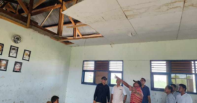 Kondisi Ruang Kelas SDN 7 Tiworo Utara: Kayu Plafon Mulai Rapuh dan Jadi Sarang Kelelawar