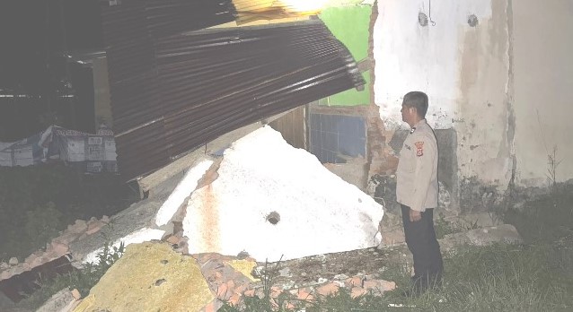 Dua Rumah Ambruk! Gempa Kolaka Timur Belum Berakhir, Warga Mengungsi 1 Dua Rumah Ambruk! Gempa Kolaka Timur Belum Berakhir, Warga Mengungsi