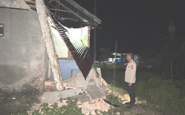 Dua Rumah Ambruk! Gempa Kolaka Timur Belum Berakhir, Warga Mengungsi 3 Dua Rumah Ambruk! Gempa Kolaka Timur Belum Berakhir, Warga Mengungsi