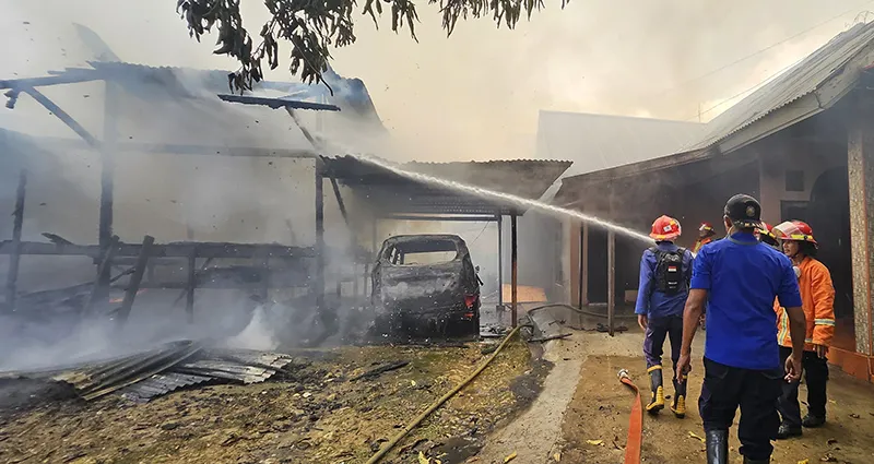 Kebakaran di Lawata Mandonga, Satu Unit Mobil dan Bangsal Kayu Hangus Terbakar