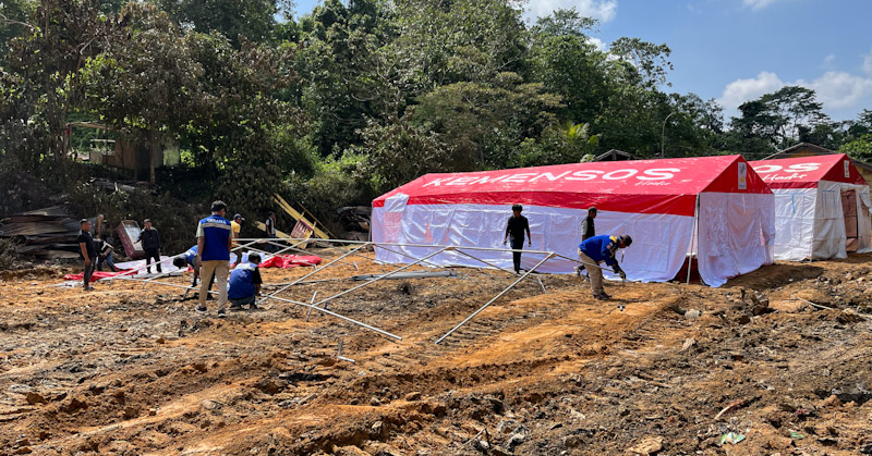 Dinsos Sultra Bangun Tenda Pengungsian dan Dapur Umum untuk Korban Kebakaran TPA Puuwatu