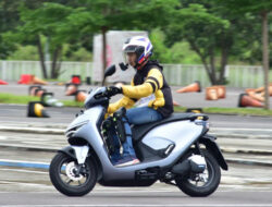 Tetap Update dan Terkoneksi Saat di Jalan dengan RoadSync Duo pada Honda CUV e: