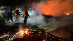 Puluhan Rumah di TPA Puuwatu Ludes Terbakar, Warga Histeris 10 Puluhan Rumah di TPA Puuwatu Ludes Terbakar, Warga Histeris