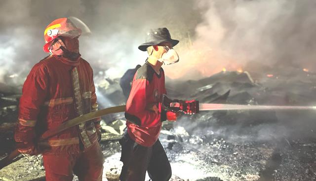 Kebakaran di Perumahan Pegawai TPA Puuwatu Kendari Berhasil Dipadamkan, 30 Rumah Terdampak 1 Kebakaran di Perumahan Pegawai TPA Puuwatu Kendari Berhasil Dipadamkan, 30 Rumah Terdampak