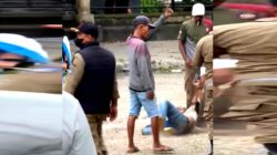 Terekam Kamera! Satpol PP Kendari Keroyok Penjual Kerupuk, Begini Kronologinya 11 Terekam Kamera! Satpol PP Kendari Keroyok Penjual Kerupuk, Begini Kronologinya