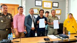 Tak Ingin Konflik Berlarut, Siska-Sudirman Turun Damaikan Satpol PP dan Penjual Kerupuk 6 Tak Ingin Konflik Berlarut, Siska-Sudirman Turun Damaikan Satpol PP dan Penjual Kerupuk