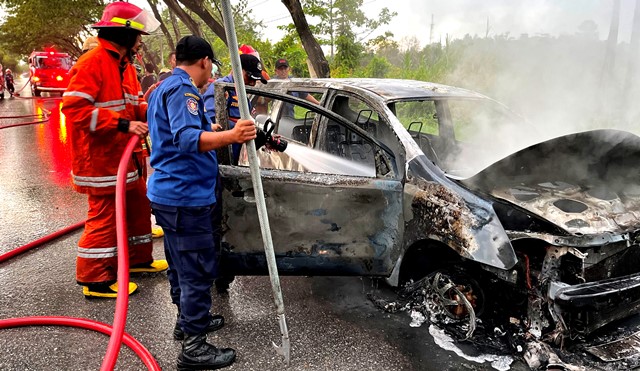 Mobil Terbakar di Kendari, Grand Livina Ludes Saat Melintas di Jalan Bypass Wayong 1 Mobil Terbakar di Kendari, Grand Livina Ludes Saat Melintas di Jalan Bypass Wayong