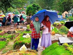 Hujan Mengguyur TPU Punggolaka Tak Bisa Memadamkan Rindu Para Peziarah