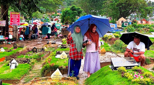 Hujan Mengguyur TPU Punggolaka Tak Bisa Memadamkan Rindu Para Peziarah