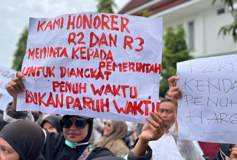 Ratusan Honorer Gelar Aksi di DPRD Kendari, Tuntut Dijadikan PPPK Penuh Waktu 1 Ratusan Honorer Gelar Aksi di DPRD Kendari, Tuntut Dijadikan PPPK Penuh Waktu