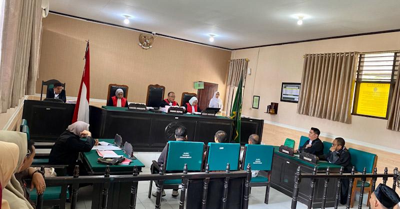 Bongkar Fondasi yang Tutupi Jalan Umum, 5 Terdakwa di Kendari Jalani Sidang Perdana 1 Bongkar Fondasi yang Tutupi Jalan Umum, 5 Terdakwa di Kendari Jalani Sidang Perdana