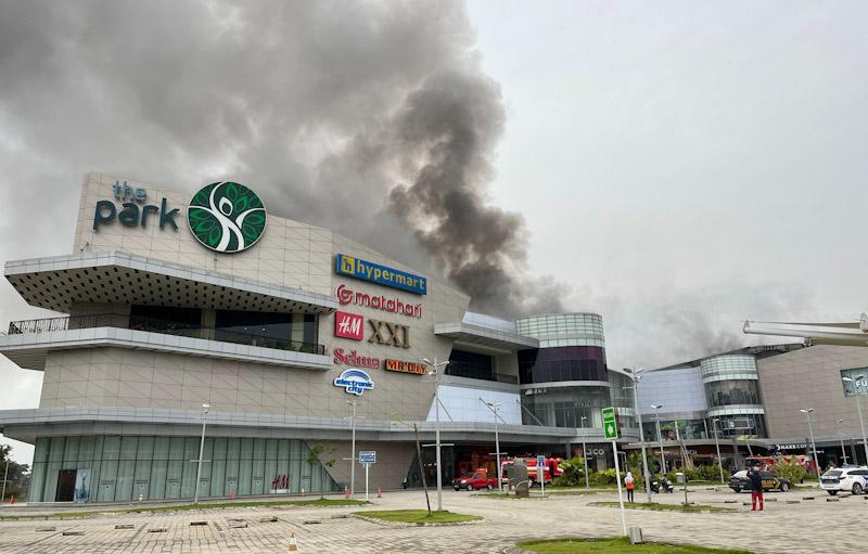 Breaking News: The Park Mall Kendari Terbakar, Api Berasal dari Lantai Dua 1 Polisi Warning Pengendara di Eks-MTQ Kendari dalam Operasi Keselamatan Anoa 2025