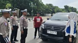 Polisi Warning Pengendara di Eks-MTQ Kendari dalam Operasi Keselamatan Anoa 2025
