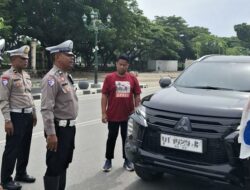 Polisi Warning Pengendara di Eks-MTQ Kendari dalam Operasi Keselamatan Anoa 2025