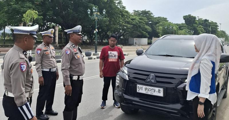 Polisi Warning Pengendara di Eks-MTQ Kendari dalam Operasi Keselamatan Anoa 2025