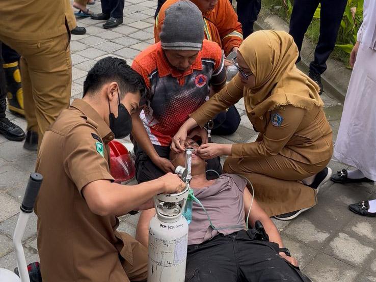 Seorang Sekuriti The Park Kendari Dilarikan ke Rumah Sakit Usai Bantu Proses Pemadaman 1 Seorang Sekuriti The Park Kendari Dilarikan ke Rumah Sakit Usai Bantu Proses Pemadaman