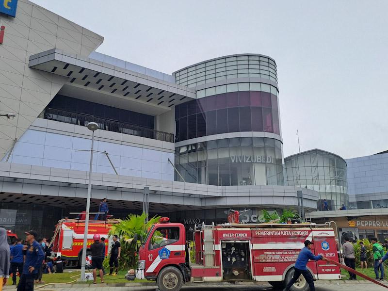 Kebakaran di The Park Mall Kendari, 8 Unit Damkar Dikerahkan