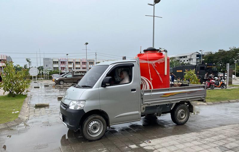 Kebakaran The Park Mall Kendari, Penjual Air Tower Bantu Suplai Air ke Petugas Damkar 1 Kebakaran The Park Mall Kendari, Penjual Air Tower Bantu Suplai Air ke Petugas Damkar