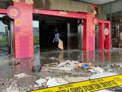 Karyawan The Park Kendari Mulai Bersih-Bersih Pascakebakaran