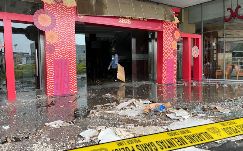 Karyawan The Park Kendari Mulai Bersih-Bersih Pascakebakaran 1 Karyawan The Park Kendari Mulai Bersih-Bersih Pascakebakaran