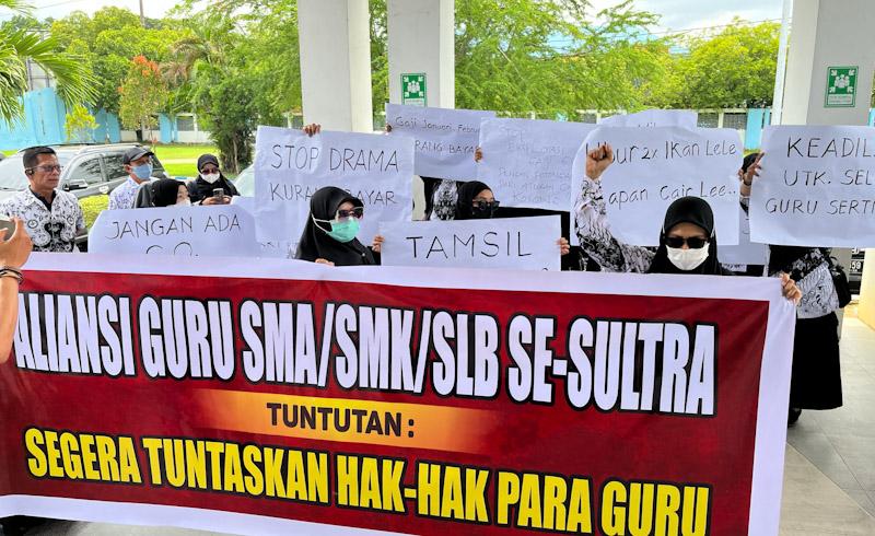 Tuntut Pemenuhan Hak, Guru SMA Sederajat di Sultra Gelar Aksi Damai 1 Tuntut Pemenuhan Hak, Guru SMA Sederajat di Sultra Gelar Aksi Damai