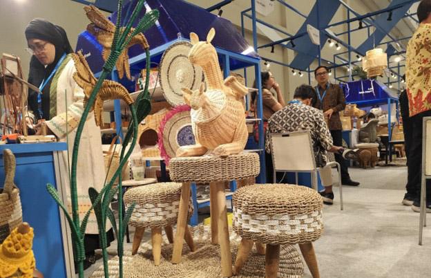 Diberdayakan BRI, UMKM Handicraft Asal Kebumen Sukses Gaungkan Produk Alam Indonesia di Dunia 1 Diberdayakan BRI, UMKM Handicraft Asal Kebumen Sukses Gaungkan Produk Alam Indonesia di Dunia