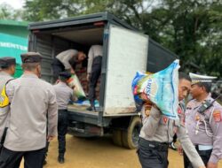 Polda Sultra Salurkan Bantuan Sembako untuk Korban Kebakaran TPA Puuwatu