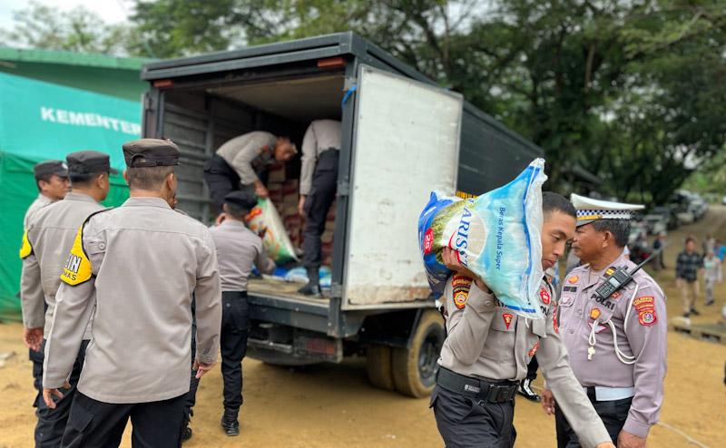 Polda Sultra Salurkan Bantuan Sembako untuk Korban Kebakaran TPA Puuwatu 1 Polda Sultra Salurkan Bantuan Sembako untuk Korban Kebakaran TPA Puuwatu