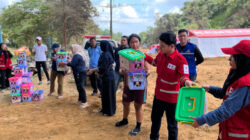 PMI Sultra Salurkan Paket Bantuan kepada Korban Kebakaran di TPA Puuwatu 14 PMI Sultra Salurkan Paket Bantuan kepada Korban Kebakaran di TPA Puuwatu