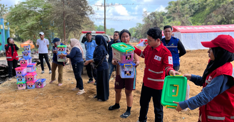 PMI Sultra Salurkan Paket Bantuan kepada Korban Kebakaran di TPA Puuwatu 1 PMI Sultra Salurkan Paket Bantuan kepada Korban Kebakaran di TPA Puuwatu