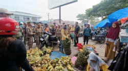 Satpol PP Kendari Bersama TNI AL Tertibkan PKL dan Parkir Liar di Kawasan Pelelangan Ikan 5 Satpol PP Kendari Bersama TNI AL Tertibkan PKL dan Parkir Liar di Kawasan Pelelangan Ikan