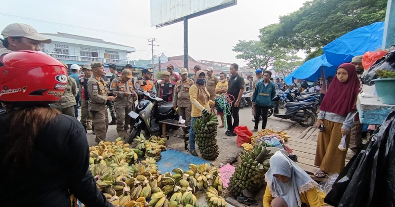Satpol PP Kendari Bersama TNI AL Tertibkan PKL dan Parkir Liar di Kawasan Pelelangan Ikan 1 Satpol PP Kendari Bersama TNI AL Tertibkan PKL dan Parkir Liar di Kawasan Pelelangan Ikan